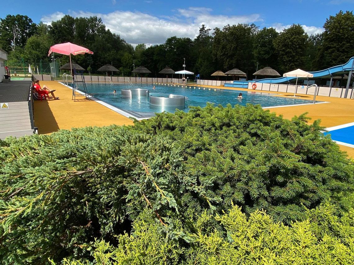 Sezon letni w strefie basenów zewnętrznych na „Wodnym oKKu” wystartował. ZDJĘCIA