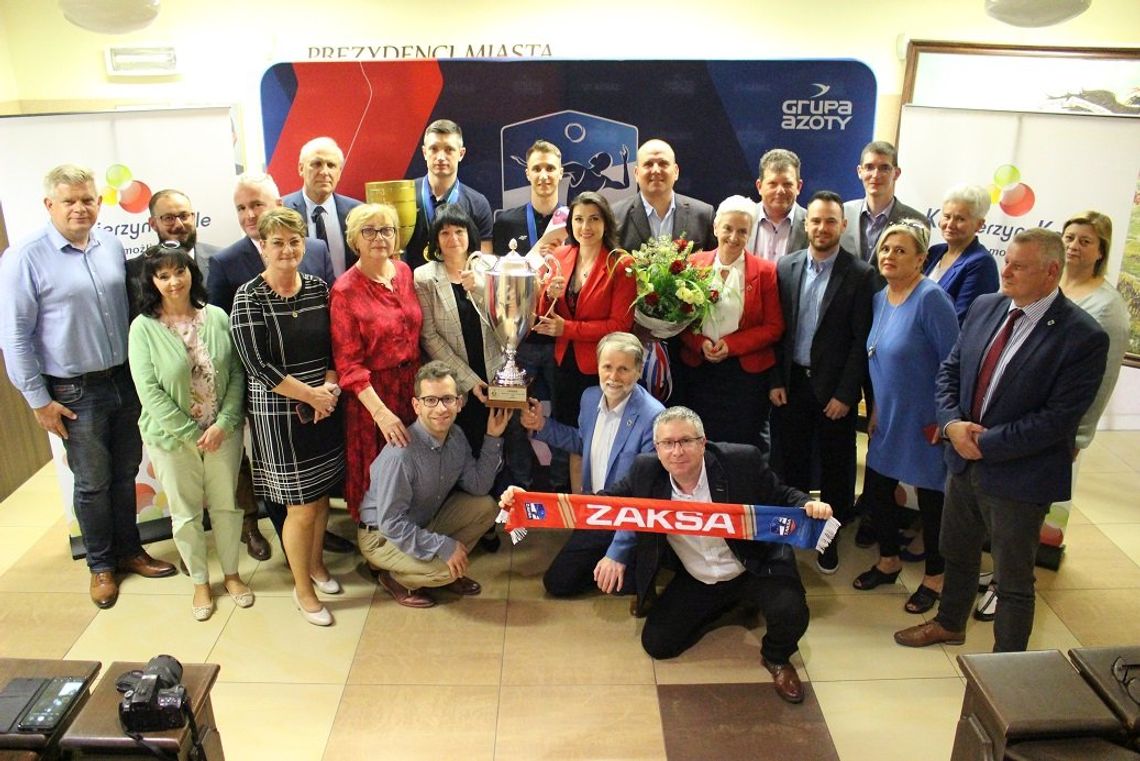 Siatkarze ZAKSY oraz skarbniczka urzędu miasta wyróżnieni podczas sesji
