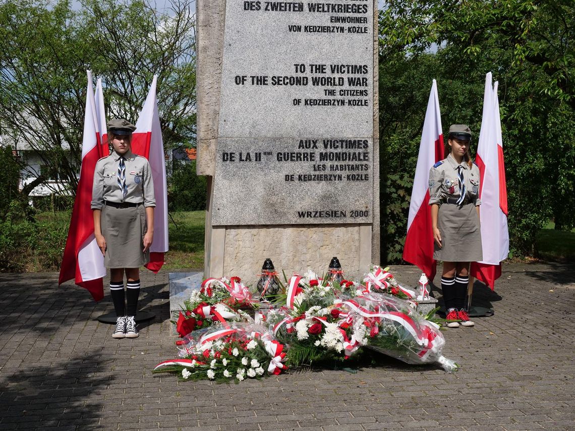 Składali kwiaty pod pomnikiem ofiar II Wojny Światowej Składali kwiaty pod pomnikiem ofiar II Wojny Światowej