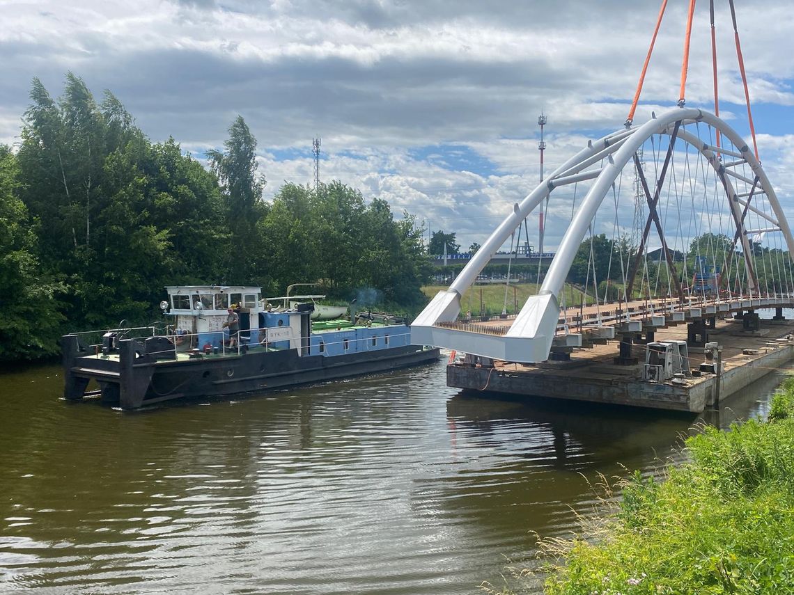 Skomplikowana operacja montażu kładki nad Kanałem Gliwickim. ZDJĘCIA