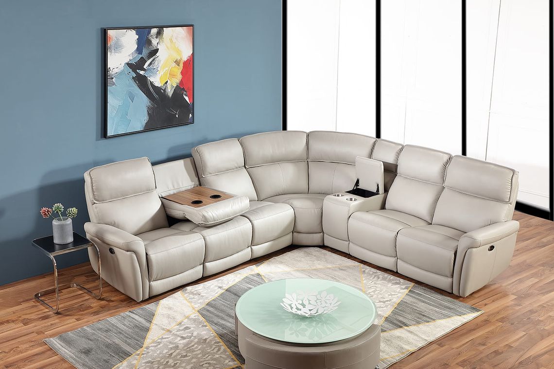 Skóra w nowoczesnym wnętrzu - jak ją wkomponować, by nie przytłoczyć salonu?