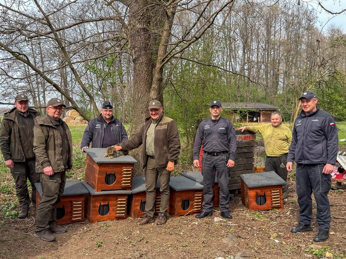 Służba więzienna oraz leśnicy przekazali dar dla kotów i ptaków. ZDJĘCIA