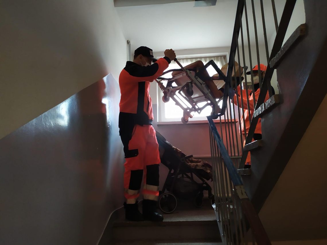 Służby ratunkowe apelują o niezostawianie rzeczy na klatkach schodowych