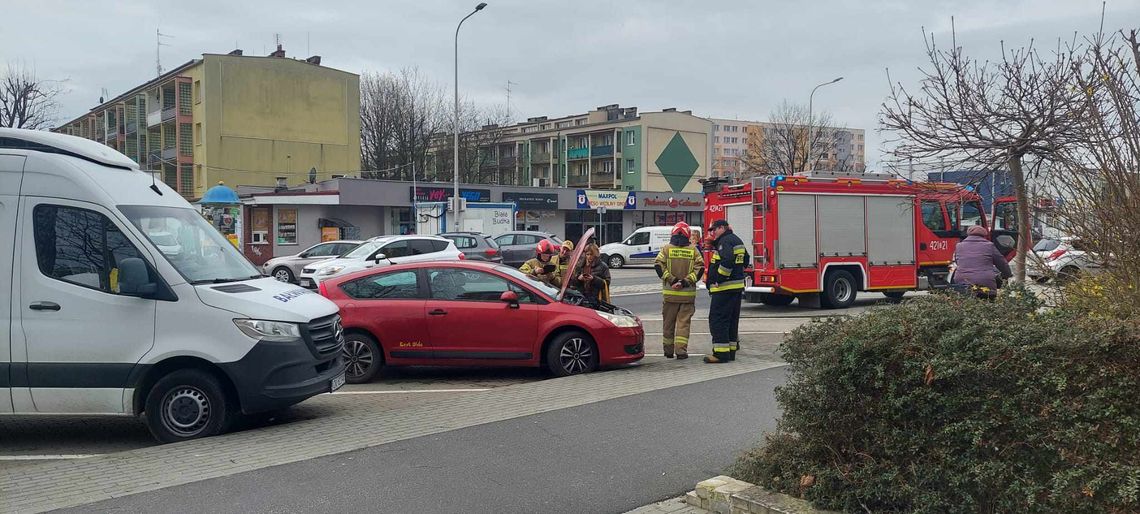 Spod maski wydobywał się dym. Interweniowali strażacy Spod maski wydobywał się dym. Interweniowali strażacy