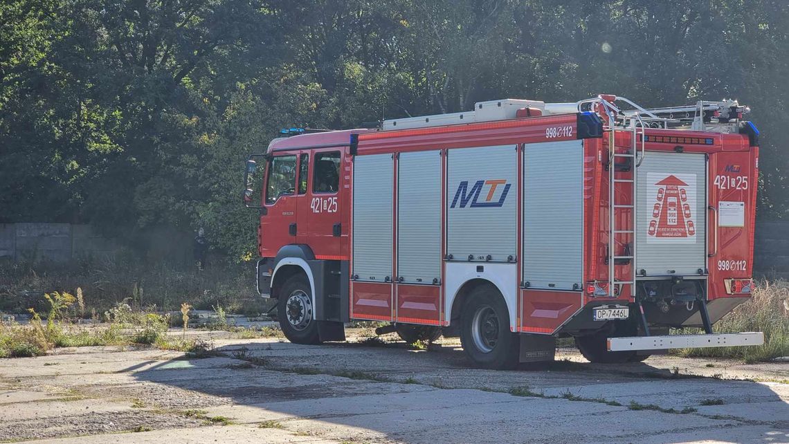 Spore zadymienie przy lesie i smród palonego plastiku Spore zadymienie przy lesie i smród palonego plastiku