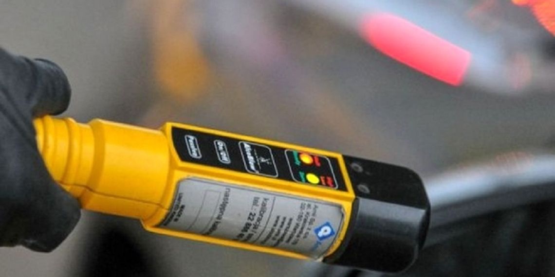 Sporo przekroczył dozwolone 50 km/h, był nietrzeźwy i kierował bez uprawnień. Pięćdziesięciolatek odpowie przed sądem