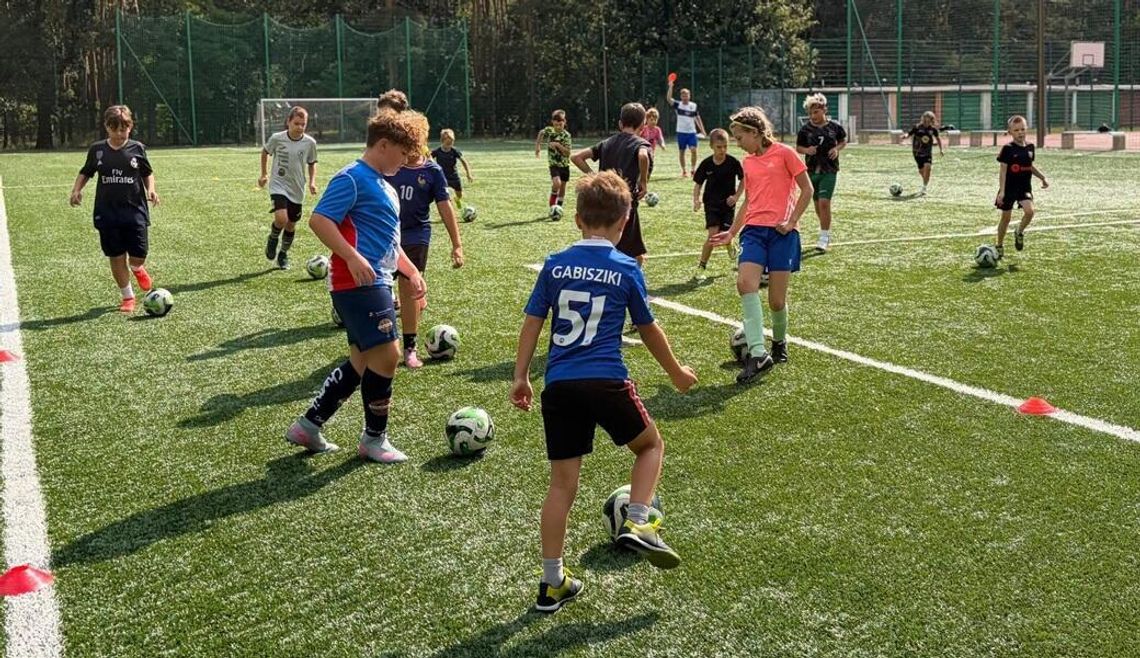 Sportowe wakacje trwają. Na Orliku młodzi piłkarze szlifują formę. ZDJĘCIA Sportowe wakacje trwają. Na Orliku młodzi piłkarze szlifują formę. ZDJĘCIA