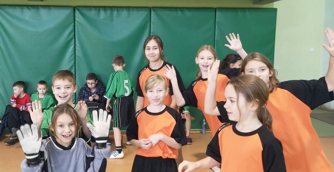 Sportowy sukces dziewcząt ze szkoły w Roszowickim Lesie