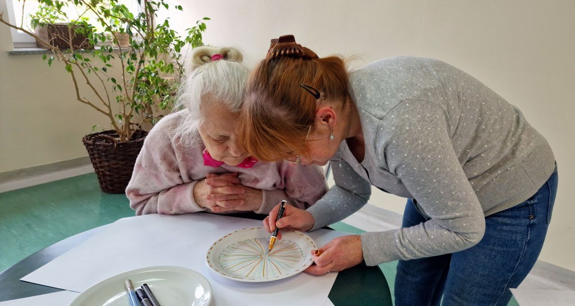 Spotkanie pełne inspiracji i cennych rozmów. Seniorzy lubią tworzyć. ZDJĘCIA