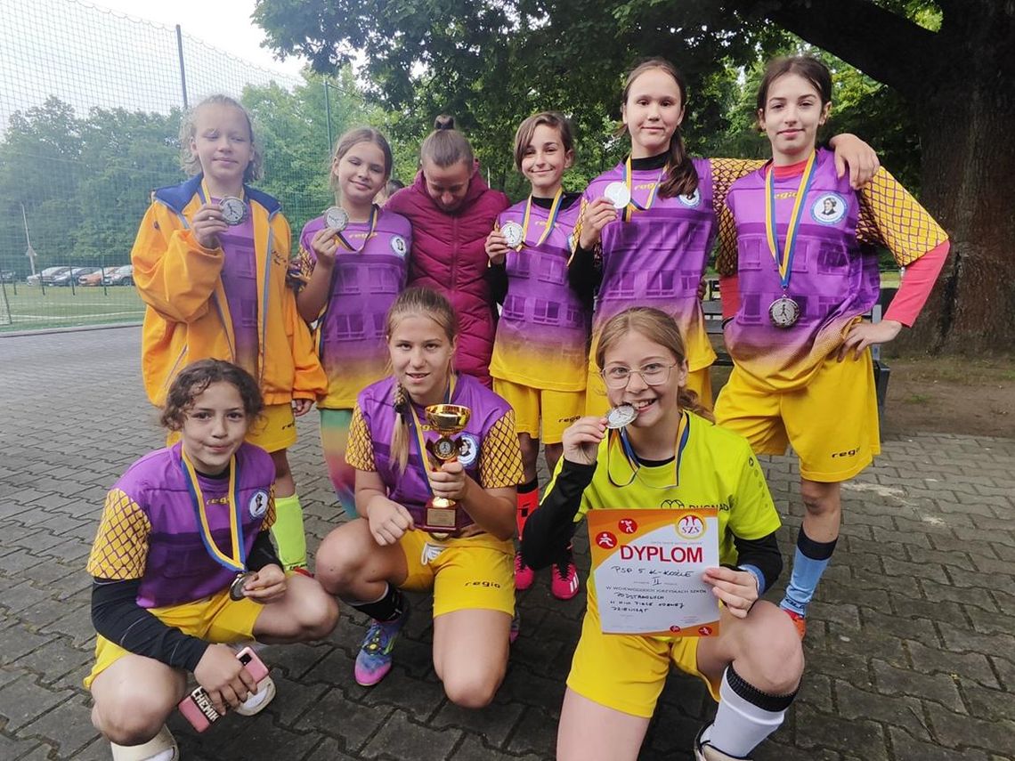 Srebrne medale dla piłkarek z PSP nr 5 w Kędzierzynie-Koźlu