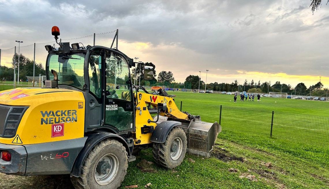 Stadion w Koźlu z kolejnym etapem prac. Obiekt zyska tor rolkowy i boisko plażowe. ZDJĘCIA
