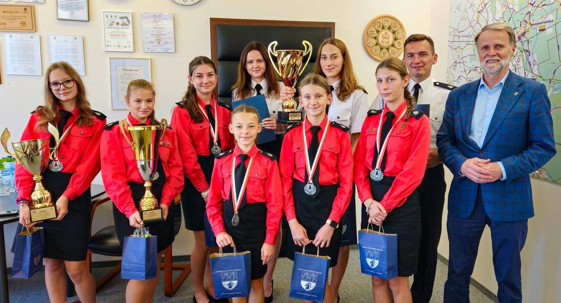 Starosta pogratulował druhnom z OSP ich wielkiego sukcesu. ZDJĘCIA