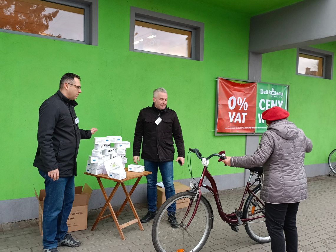 Starosta z przewodniczącym rady miasta rozdawali maseczki mieszkańcom Kędzierzyna-Koźla