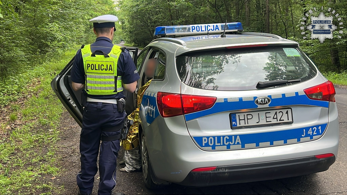 Starszy mężczyzna w samej piżamie i bez butów szedł poboczem drogi w pobliżu lasu. Pomogli mu policjanci Starszy mężczyzna w samej piżamie i bez butów szedł poboczem drogi w pobliżu lasu. Pomogli mu policjanci
