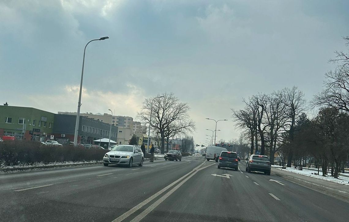 Stłuczka na skrzyżowaniu ul. Kosmonautów z al. Jana Pawła II