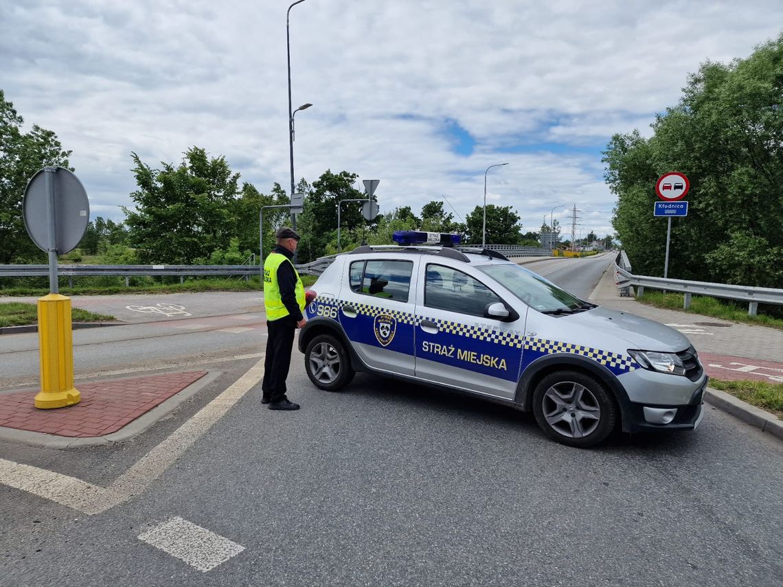 Straż miejska patroluje zjazd na ulicy Wyspiańskiego