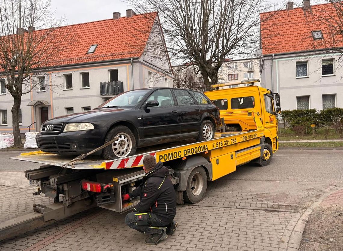 Straż miejska usuwa wraki porzuconych samochodów z parkingów na terenie Kędzierzyna-Koźla Straż miejska usuwa wraki porzuconych samochodów z parkingów na terenie Kędzierzyna-Koźla