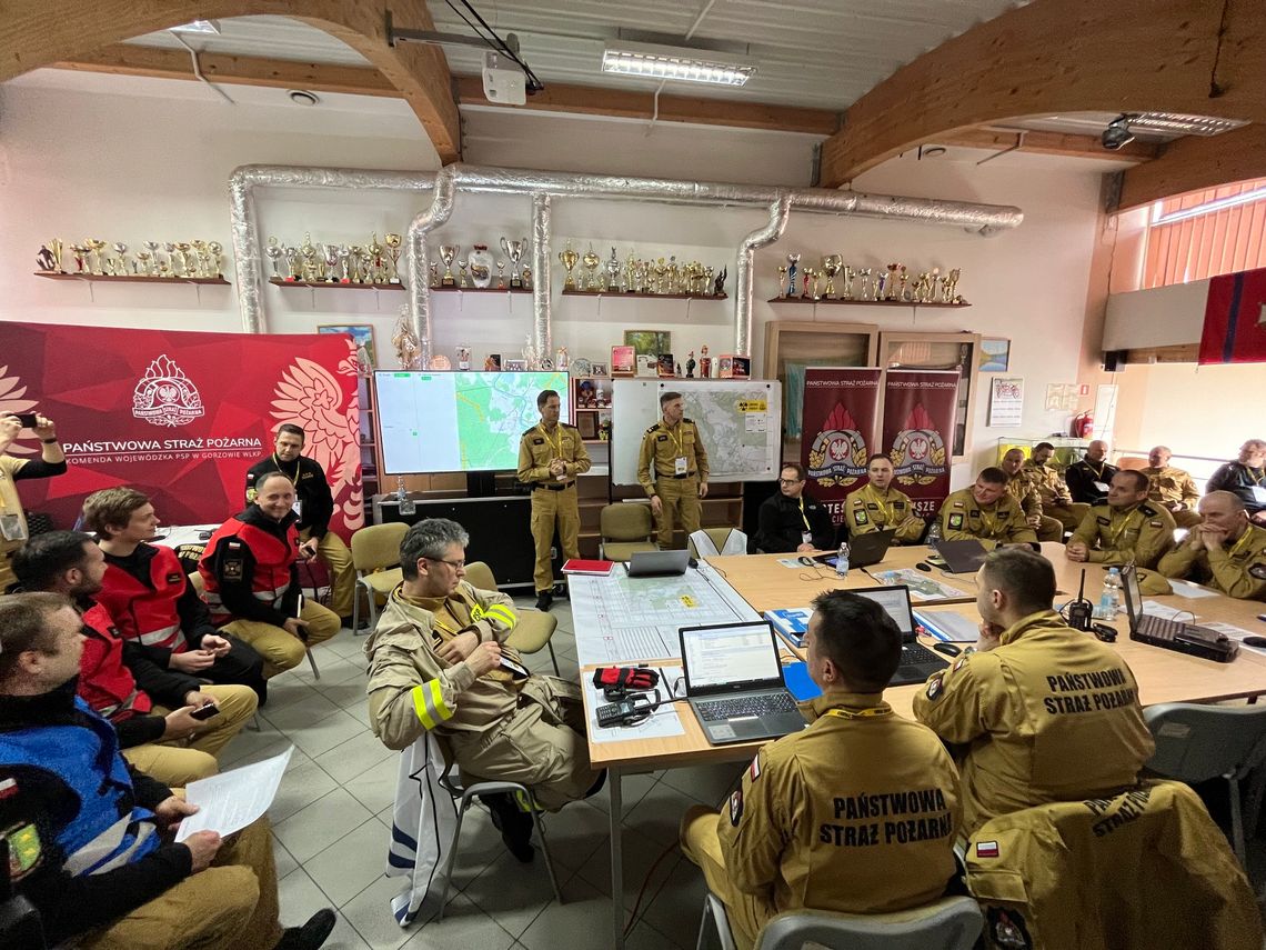 Strażacy biorą udział w ćwiczeniach związanych ze skażeniem promieniotwórczym