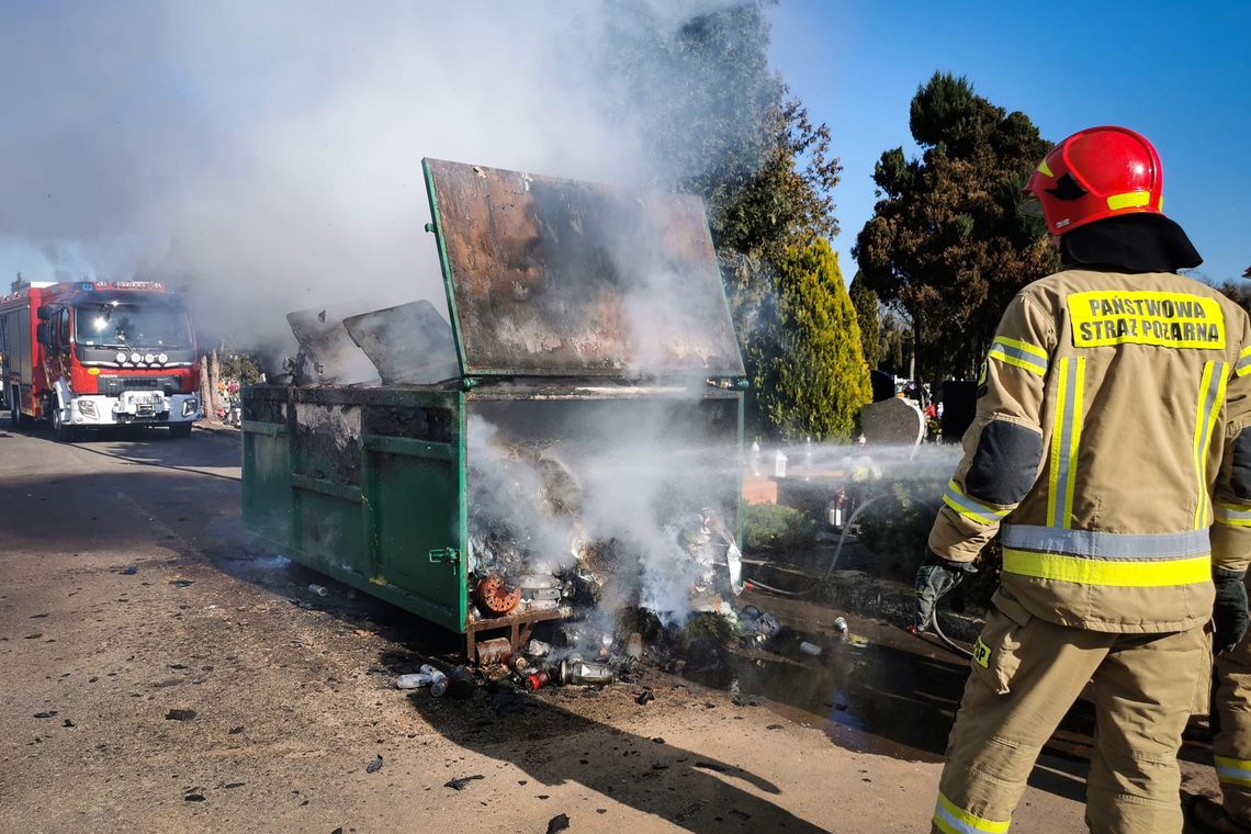 Strażacy interweniowali na cmentarzu. Zapalił się kontener na śmieci