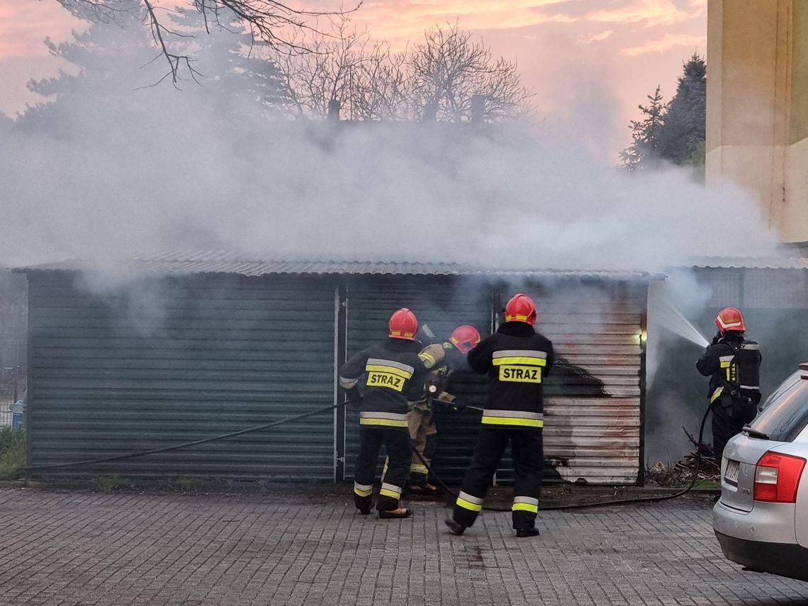 Strażacy interweniowali na Pogorzelcu. Paliła się wiata śmietnikowa