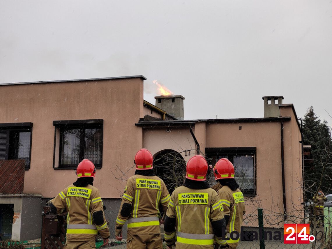 Strażacy interweniowali na Pogorzelcu. Z komina wydobywał się ogień Strażacy interweniowali na Pogorzelcu. Z komina wydobywał się ogień