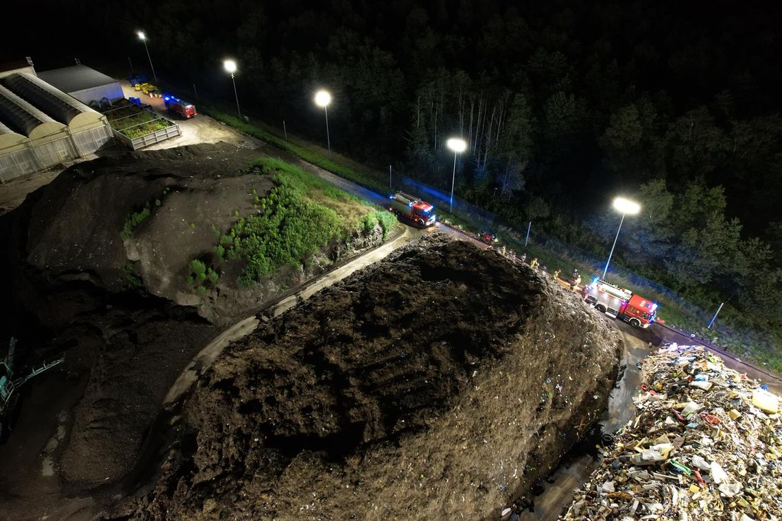 Strażacy interweniowali na wysypisku odpadów przy ulicy Naftowej Strażacy interweniowali na wysypisku odpadów przy ulicy Naftowej