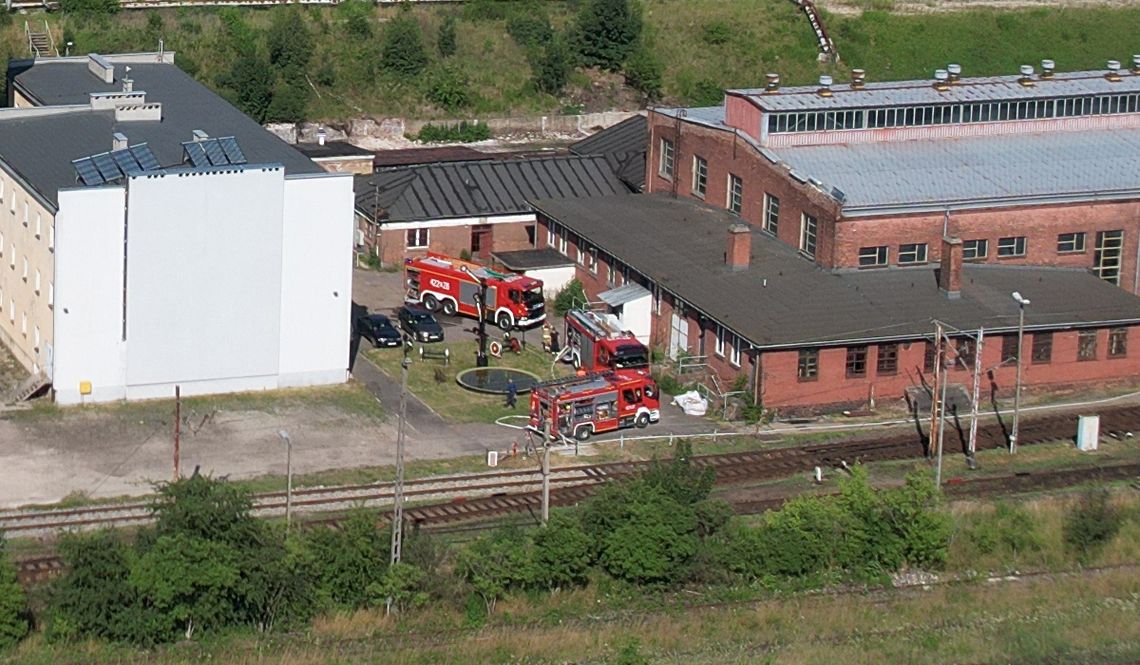 Strażacy interweniowali przy torach kolejowych. Paliły się podkłady Strażacy interweniowali przy torach kolejowych. Paliły się podkłady