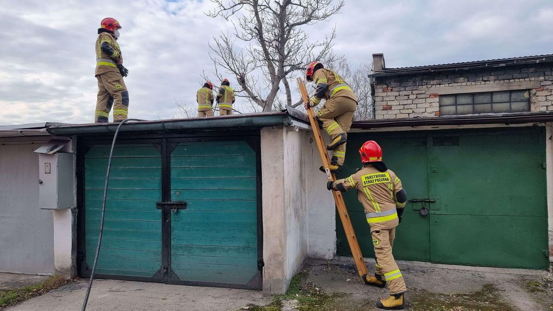 Strażacy interweniowali przy ulicy Koszykowej