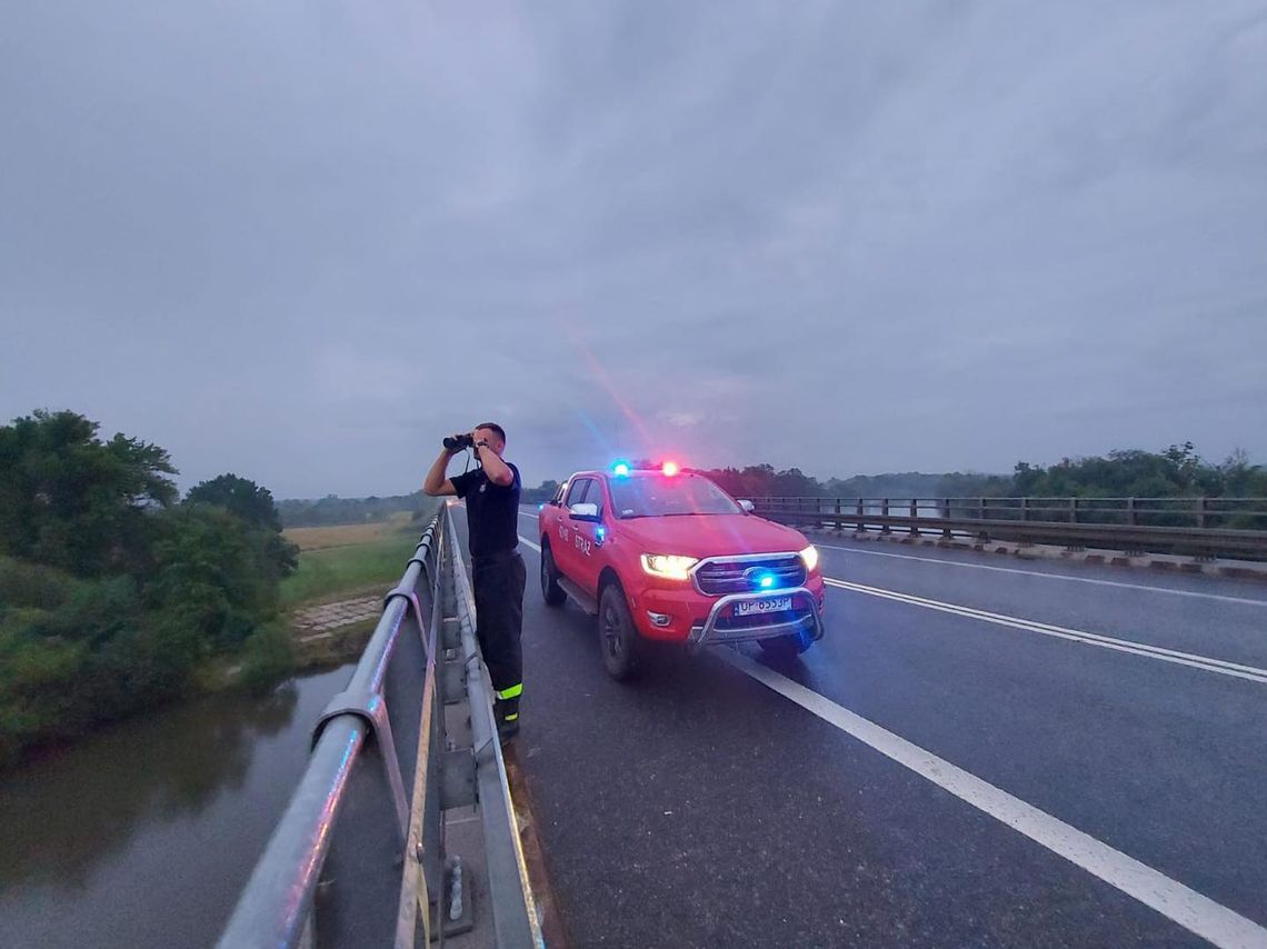 Strażacy kontrolują Odrę w związku ze skażeniem rzeki Strażacy kontrolują Odrę w związku ze skażeniem rzeki