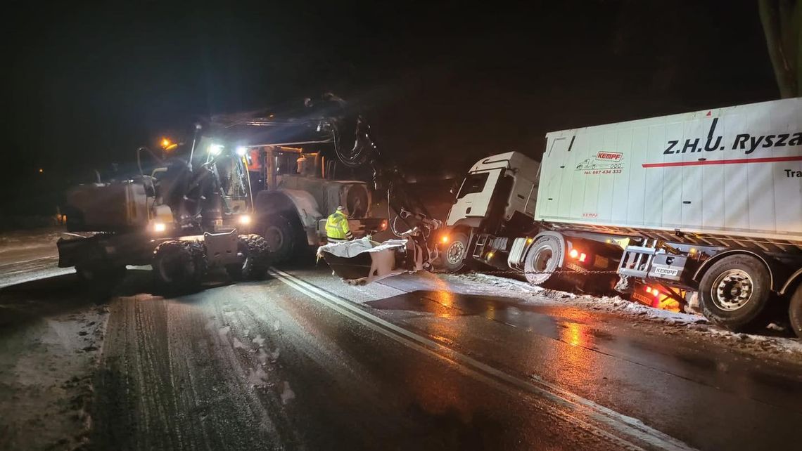 Strażacy mają pełne ręce roboty w związku z warunkami na drogach