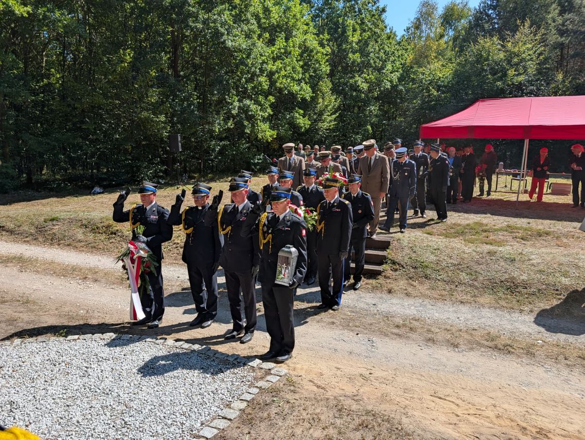 Strażacy oddali cześć poległym podczas walki z żywiołem sprzed 33. lat. ZDJĘCIA Strażacy oddali cześć poległym podczas walki z żywiołem sprzed 33. lat. ZDJĘCIA