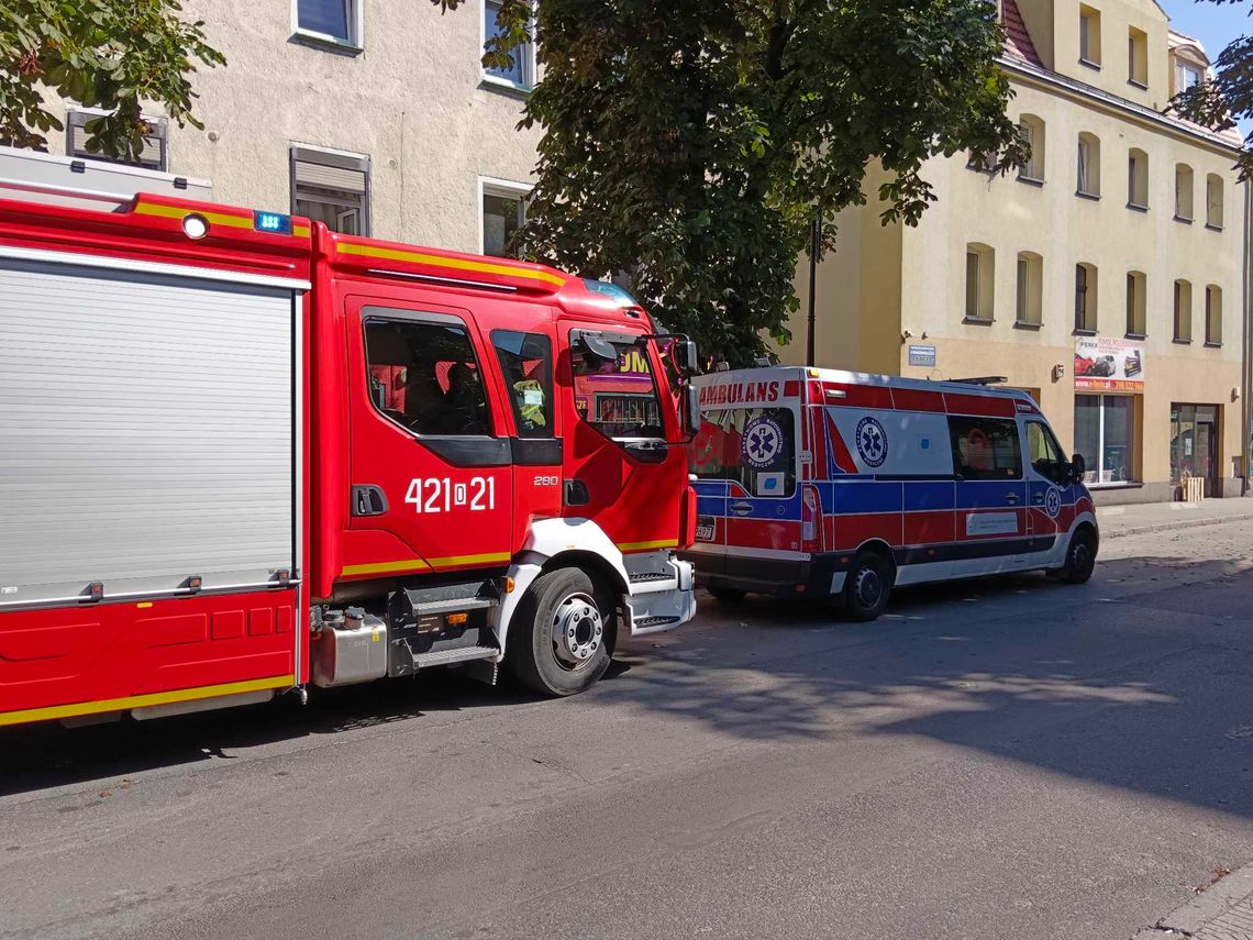 Strażacy pomagali w transporcie pacjenta do karetki Strażacy pomagali w transporcie pacjenta do karetki