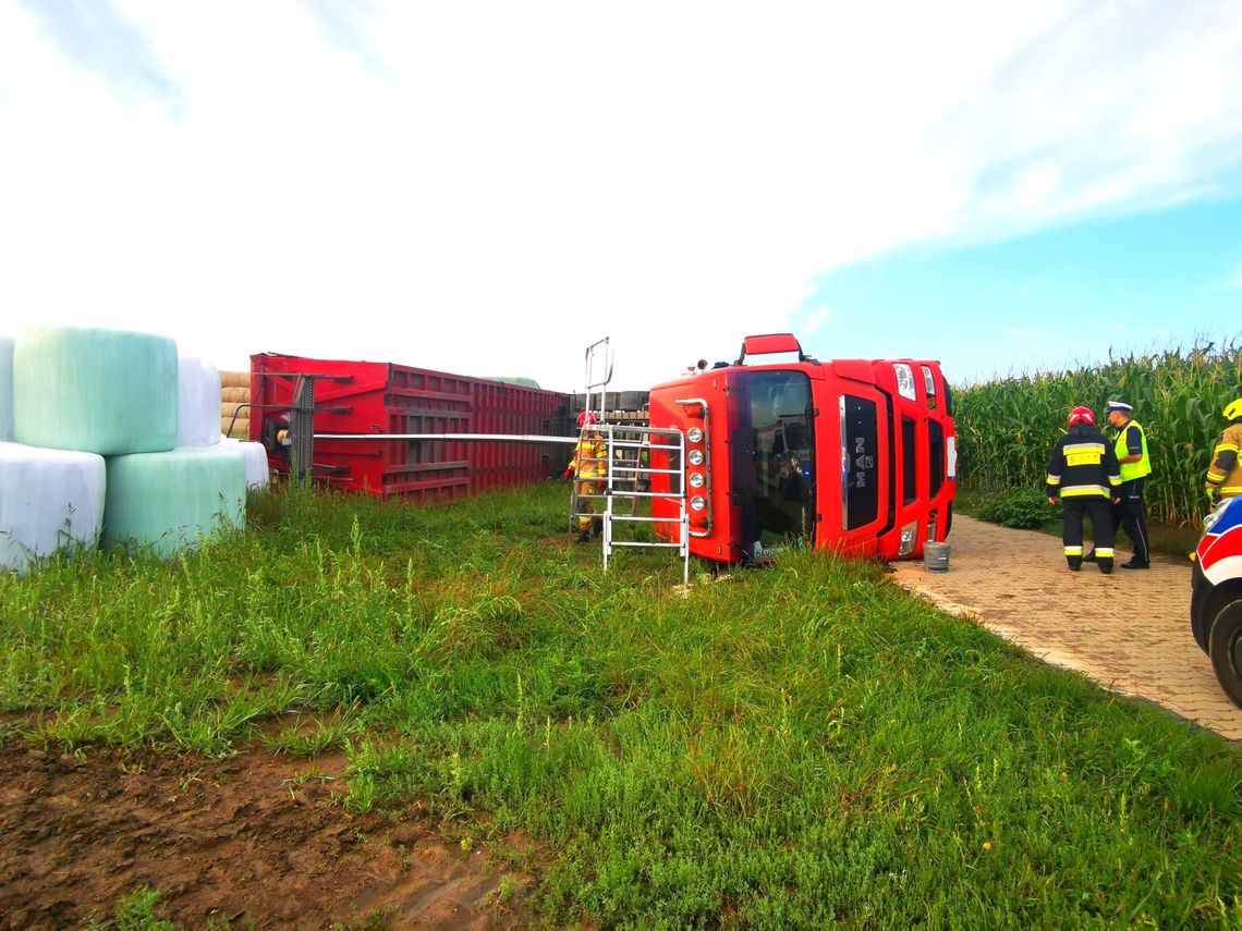 Strażacy pomogli poszkodowanemu kierowcy opuścić kabinę pojazdu