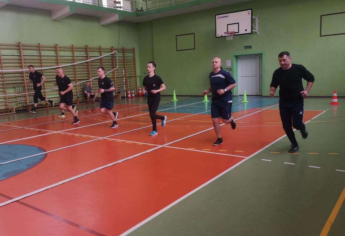 Strażacy przechodzą testy sprawnościowe, aby móc dalej pracować Strażacy przechodzą testy sprawnościowe, aby móc dalej pracować