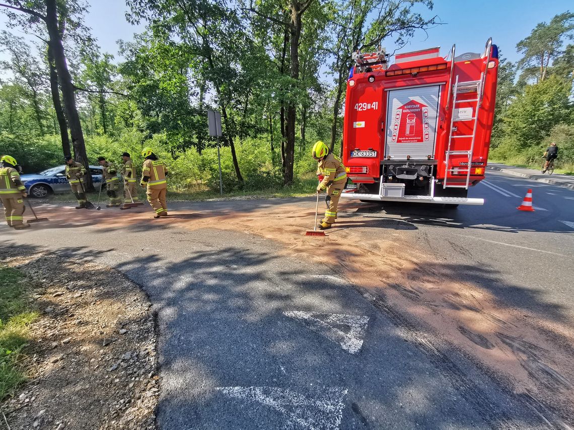 Strażacy usuwali niebezpieczną plamę oleju z jezdni Strażacy usuwali niebezpieczną plamę oleju z jezdni