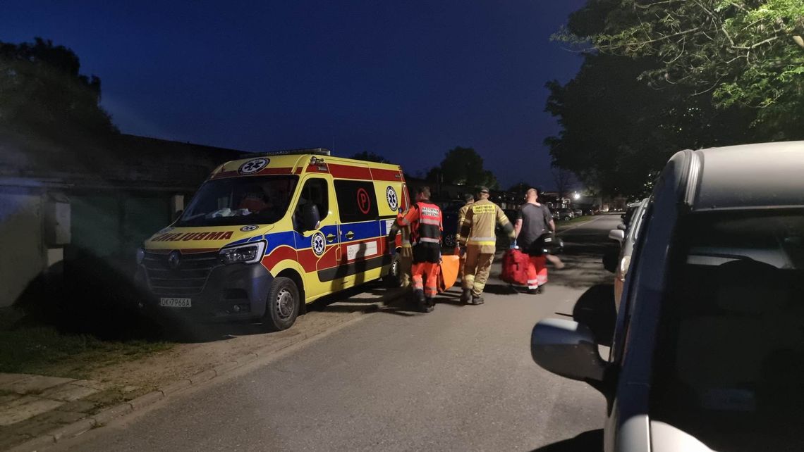 Strażacy wezwani do pomocy w zniesieniu pacjenta do karetki Strażacy wezwani do pomocy w zniesieniu pacjenta do karetki