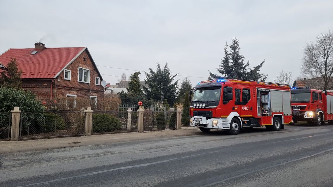 Strażacy wezwani do silnego zadymienia. Zapaliła się sadza w kominie Strażacy wezwani do silnego zadymienia. Zapaliła się sadza w kominie
