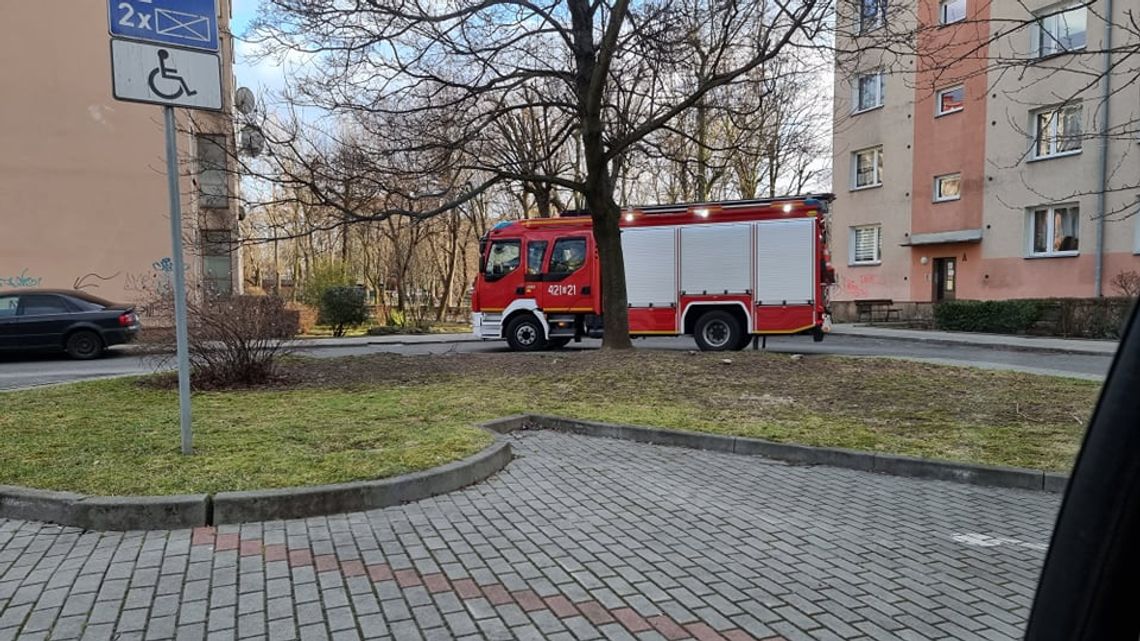 Strażacy wezwani do zniesienia pacjenta Strażacy wezwani do zniesienia pacjenta