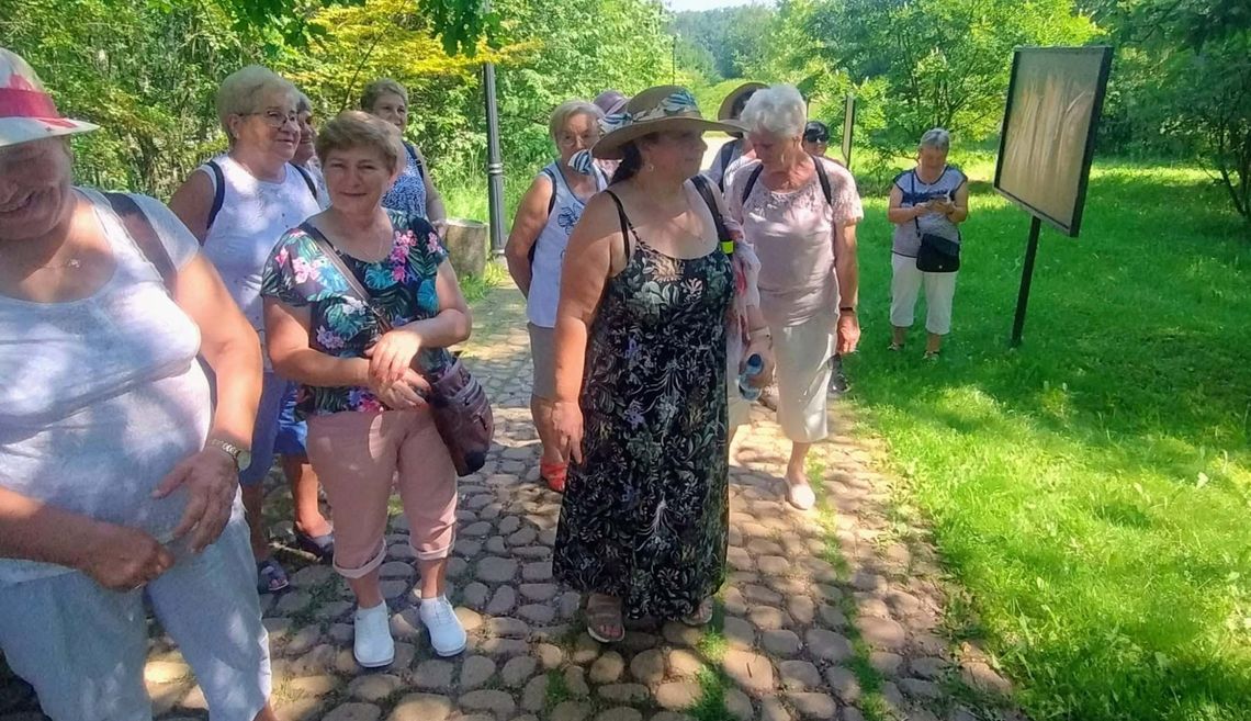Studenci seniorzy z Dziergowic zakończyli rok w terenie. ZDJĘCIA Studenci seniorzy z Dziergowic zakończyli rok w terenie. ZDJĘCIA