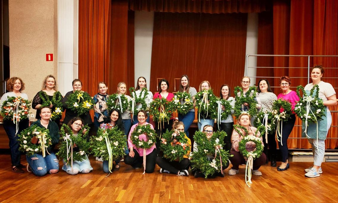 Stworzyły własne wianki na drzwi. Efekty ich pracy prezentują się pięknie. ZDJĘCIA