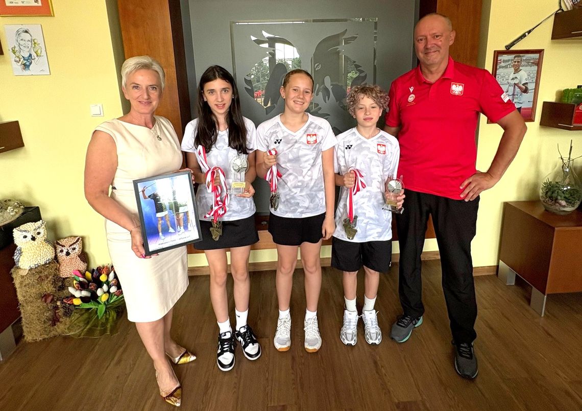 Sukces nie zna barier - niesłyszący uczniowie podbijają świat badmintona. ZDJĘCIA