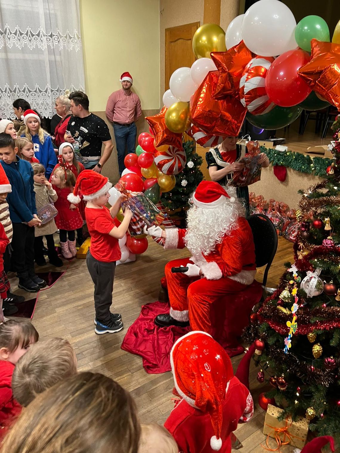 Św. Mikołaj w Domu Kultury w Kłodnicy. Ponad 80 dzieci wzięło udział w świątecznym spotkaniu Św. Mikołaj w Domu Kultury w Kłodnicy. Ponad 80 dzieci wzięło udział w świątecznym spotkaniu