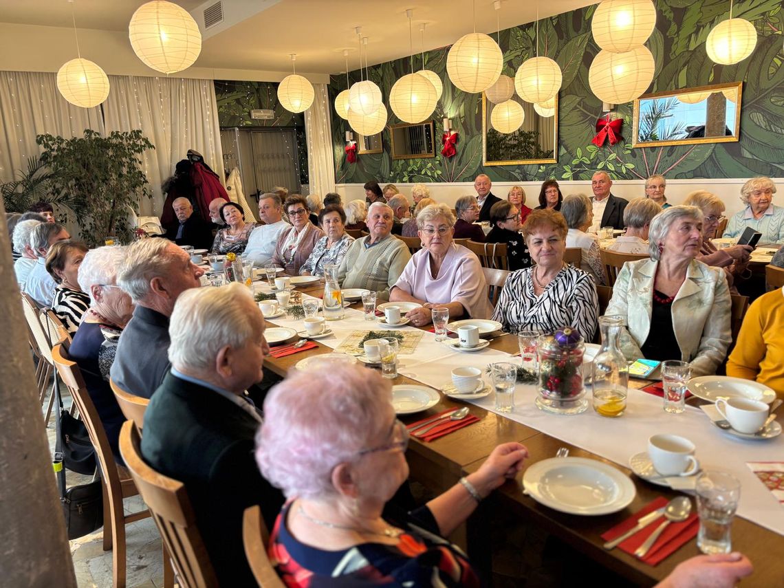 Świąteczna atmosfera na dobre zagościła wśród emerytów. ZDJĘCIA Świąteczna atmosfera na dobre zagościła wśród emerytów. ZDJĘCIA