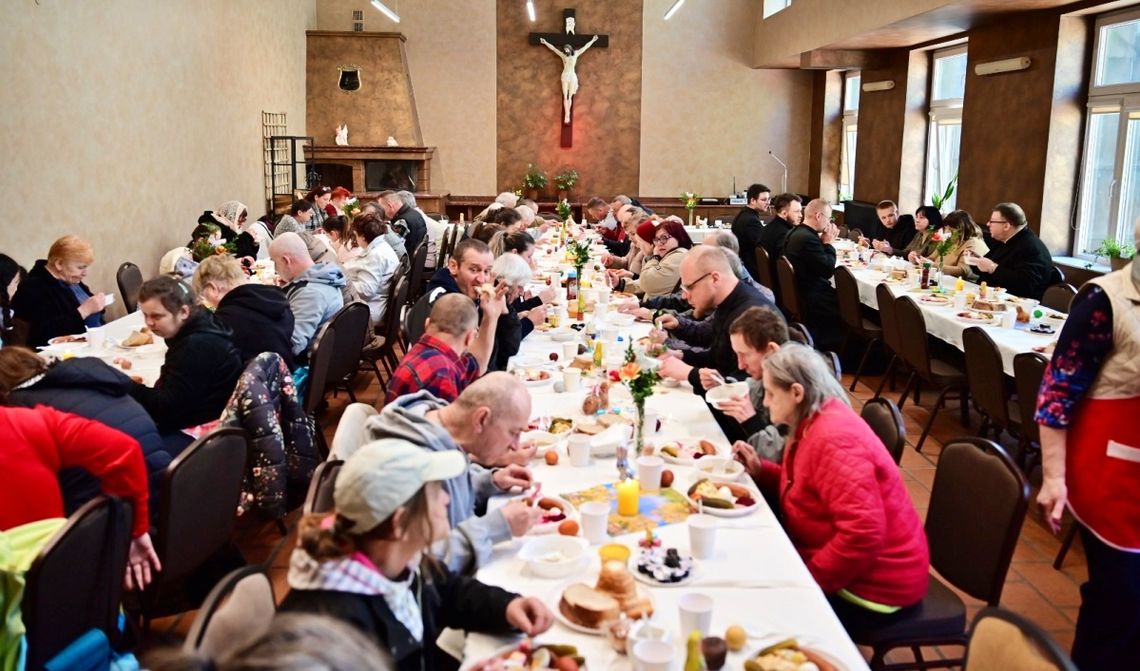 Świąteczne stoły pełne dobra. Parafianie, misjonarze i darczyńcy wsparli ubogich. ZDJĘCIA