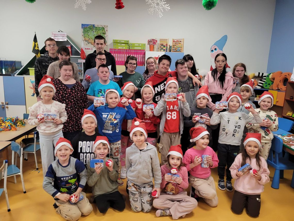 Świąteczne warsztaty integracyjne z przedszkolakami. ZDJĘCIA