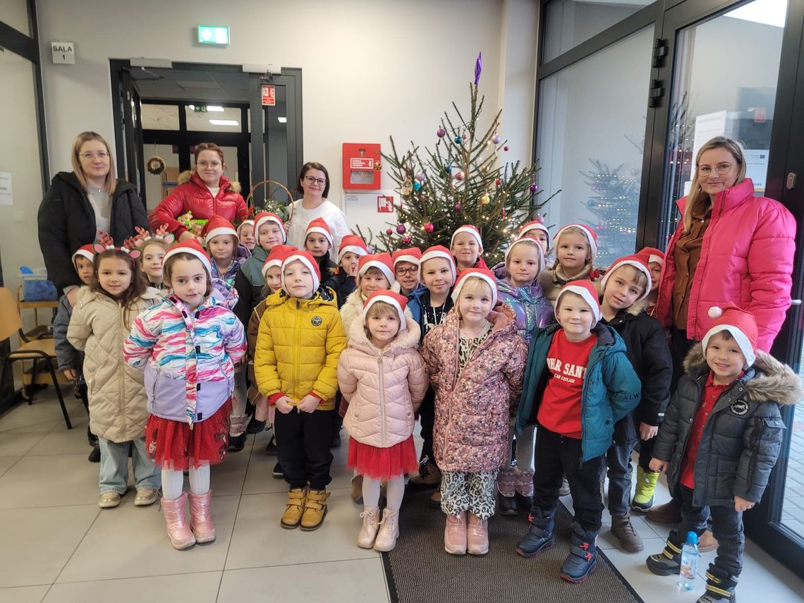 Świąteczny koncert w hospicjum w wykonaniu przedszkolaków. ZDJĘCIA