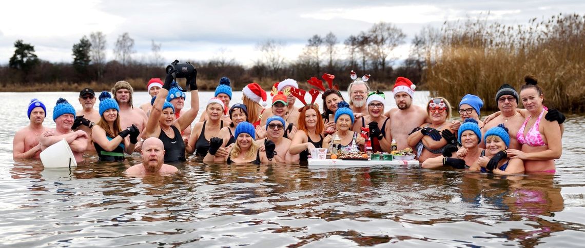 Święta i Nowy Rok spędzają w lodowatej wodzie. ZDJĘCIA