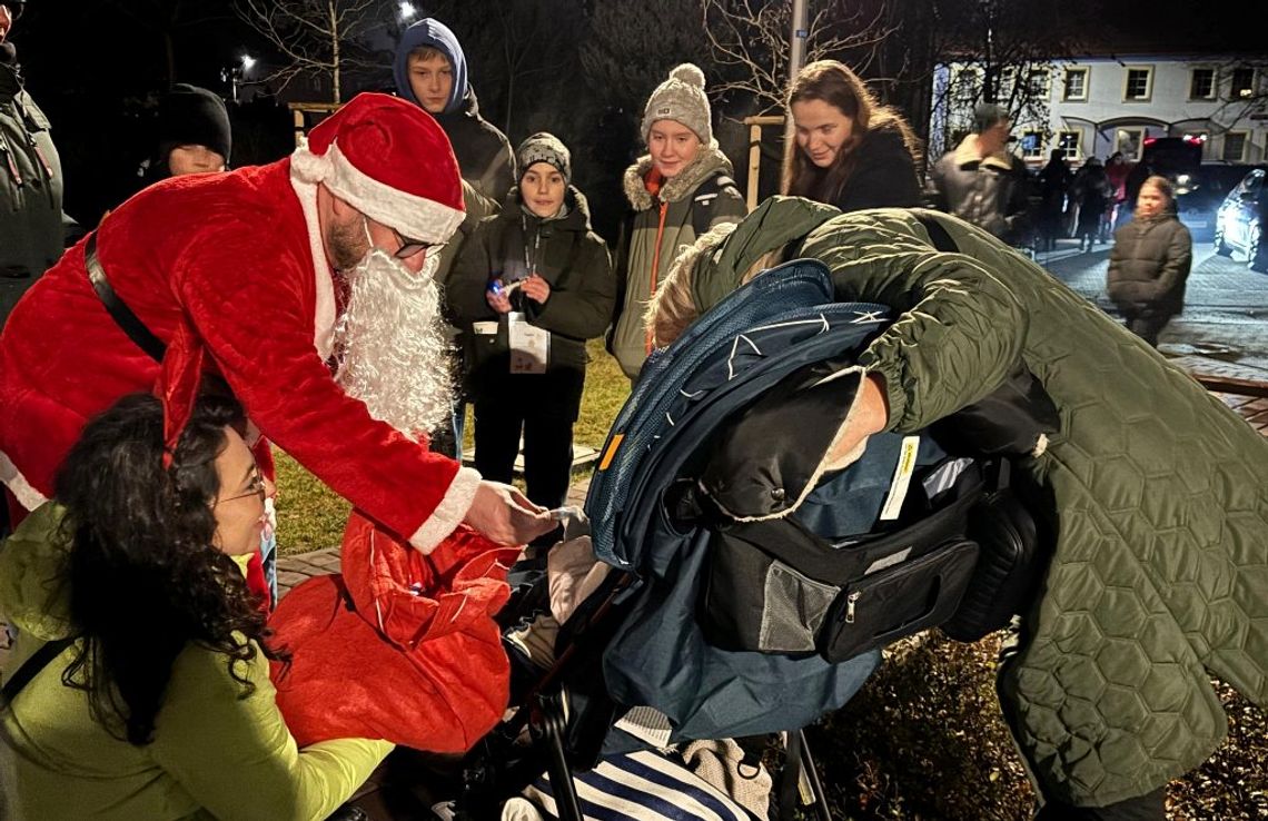 Święty Mikołaj odwiedził osiedle Pogorzelec. ZDJĘCIA Święty Mikołaj odwiedził osiedle Pogorzelec. ZDJĘCIA