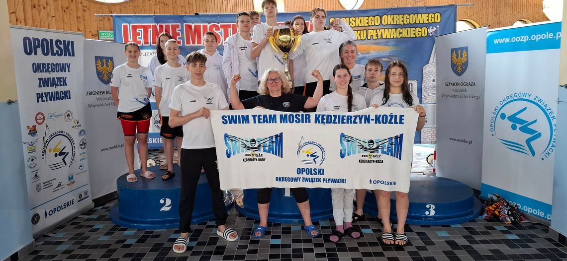 Swim Team MOSiR znów na podium! Drugie miejsce i tytuł najlepszej drużyny sezonu! ZDJĘCIA