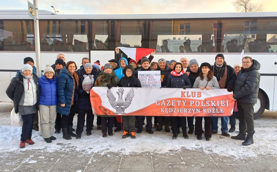 Sympatycy PiS z Kędzierzyna-Koźla pojechali protestować do Warszawy